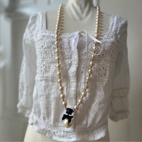 Vintage Poésie Pearl Necklace with Crystal Pendant and Black Bow Accent 🎀✨
